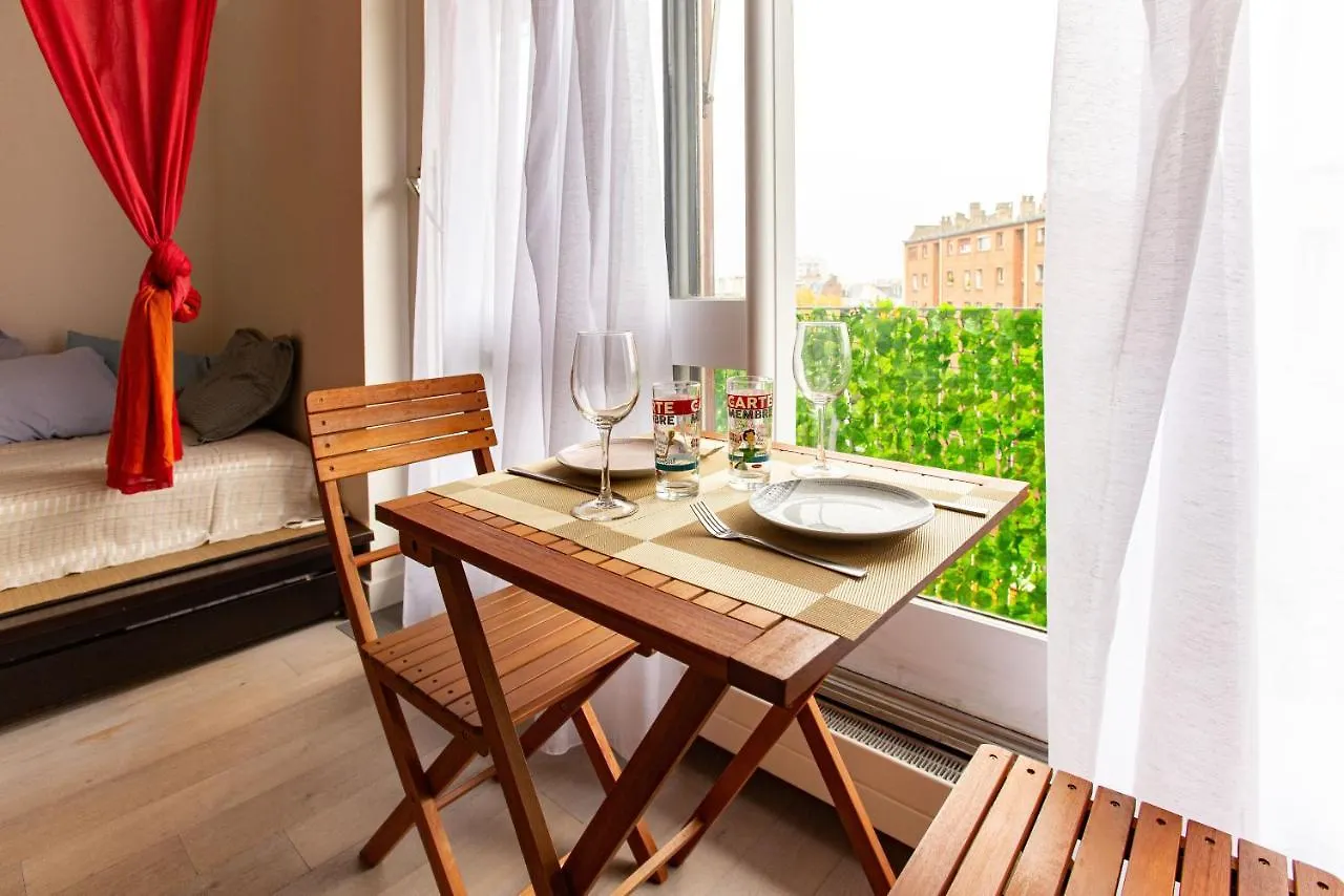 Apartment Charming Studio With Balcony Paris